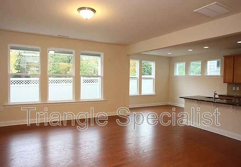 215 Begen St — Photo 3