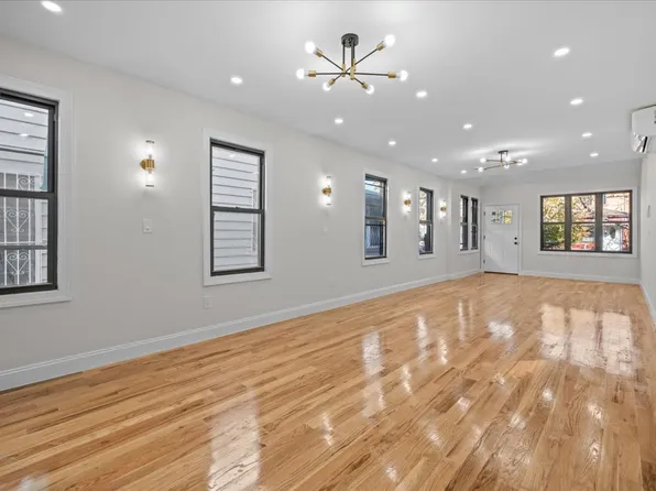 342 East 55th Street image 2 of 14