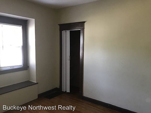 3rd image of 302 Somerset St