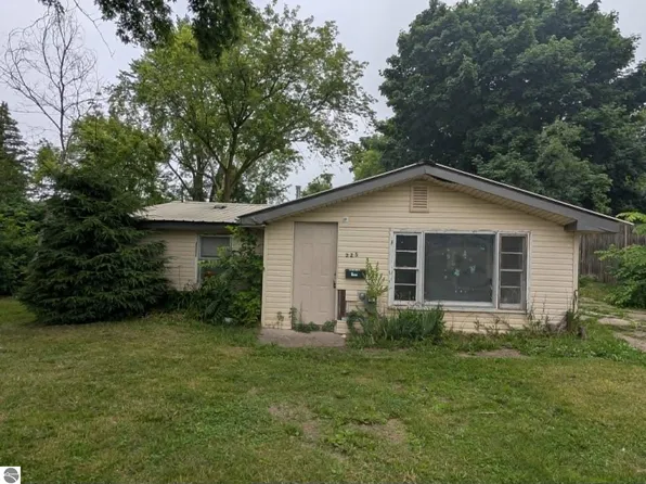 225 Valley Ave, Alma, MI 48801