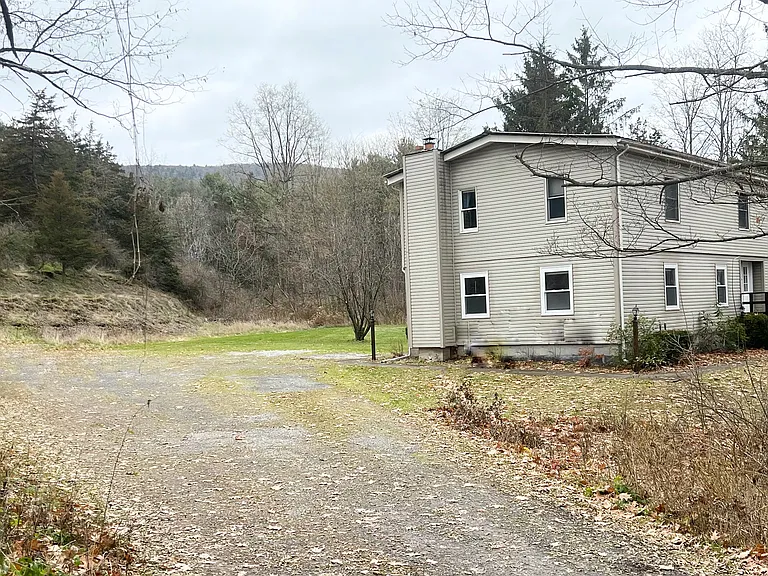 Entry into the property, plenty of parking next to the Apartment.