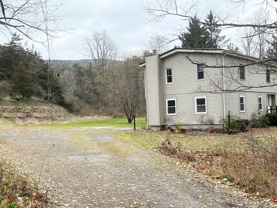 Entry into the property, plenty of parking next to the Apartment.