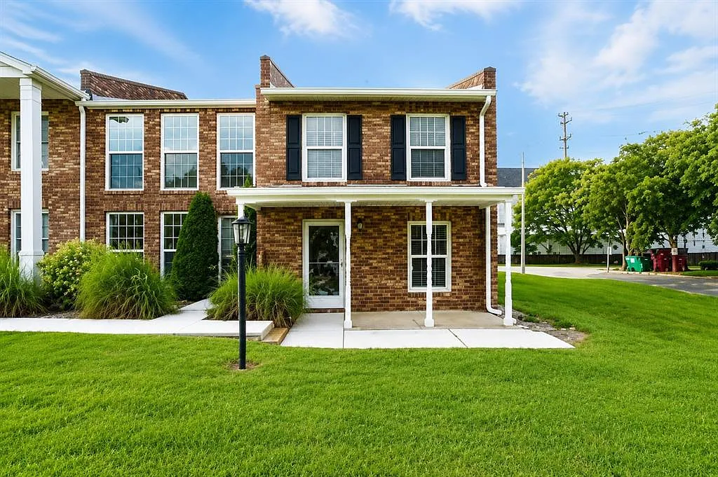 2 bed, 1.5 bath, 1260 sqft, $1,500 — Photo 1