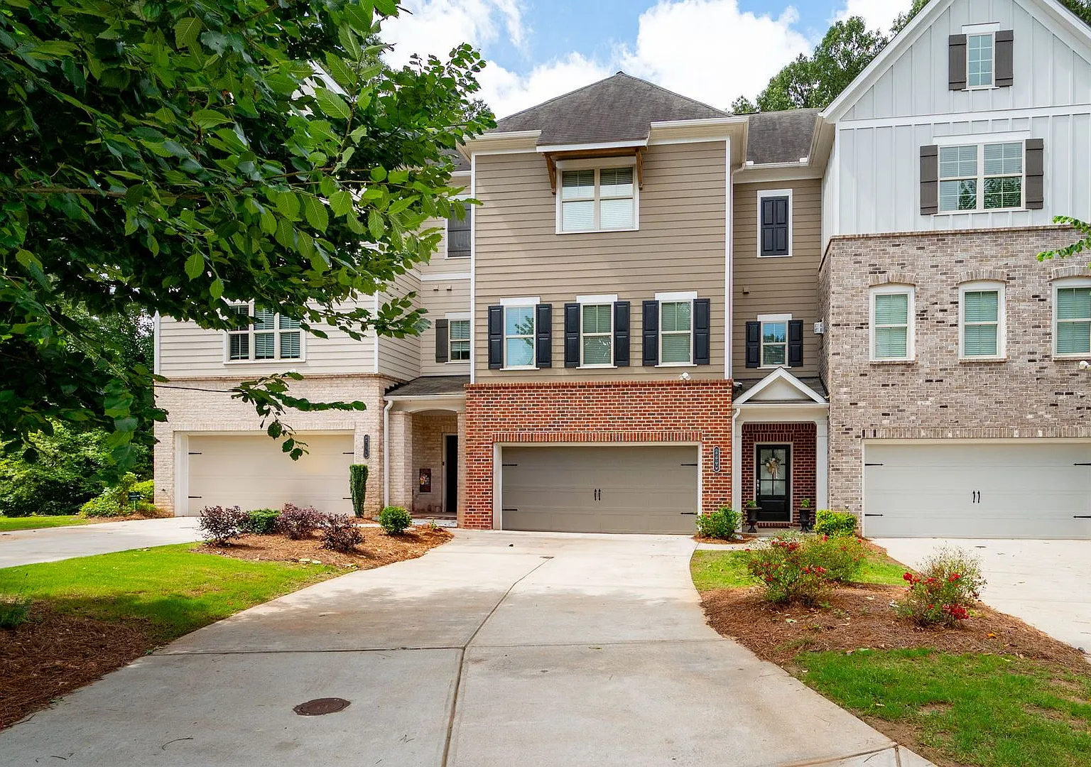 Stunning & Spacious Downtown Kennesaw Townhome 3 Bed 3.5 Bath w/2 Car Garage! — Photo 2