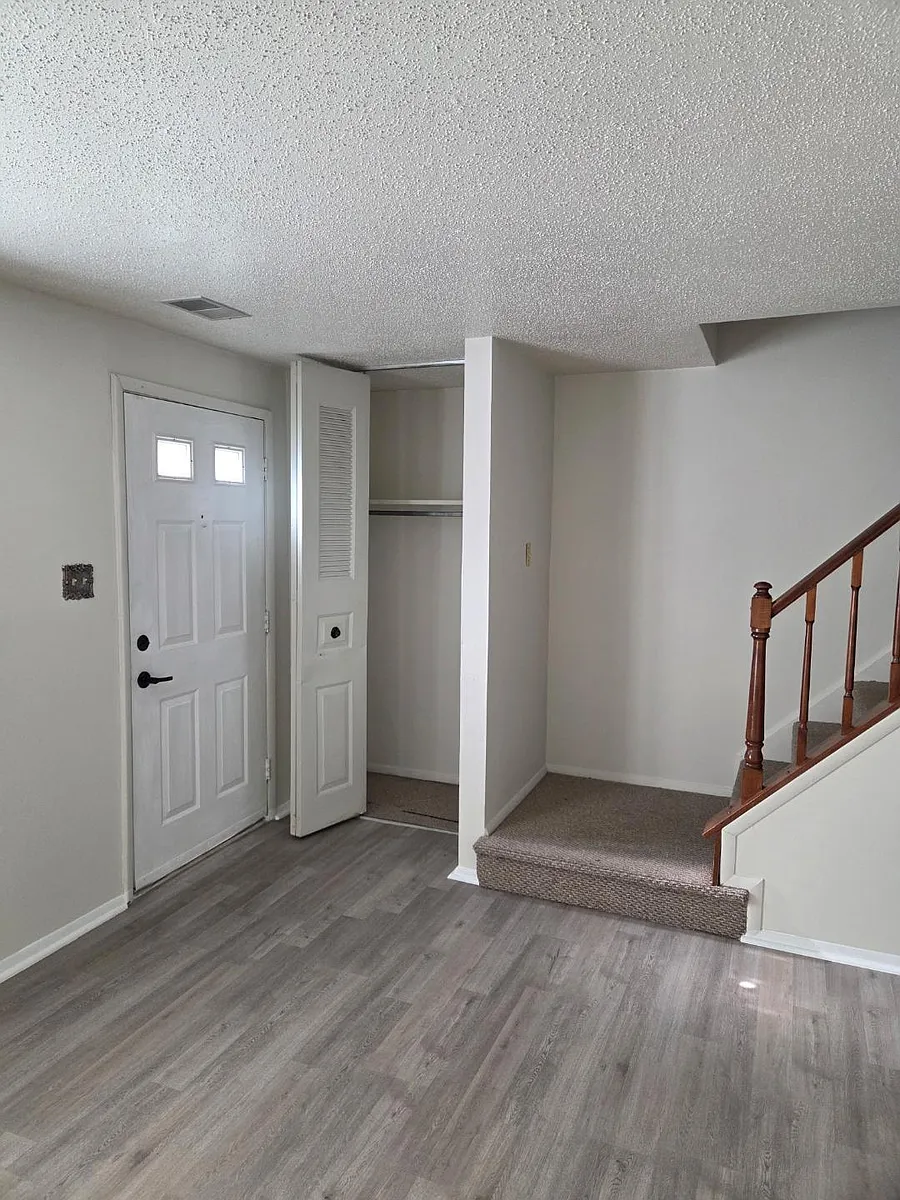 Building Photo - 8004 Clovertree Ct