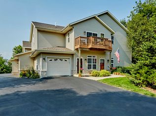 352 Manchester Ln, Hartland, WI 53029
