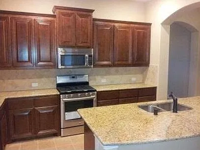 4 bed, 1929 sqft, $2,350 — Photo 3