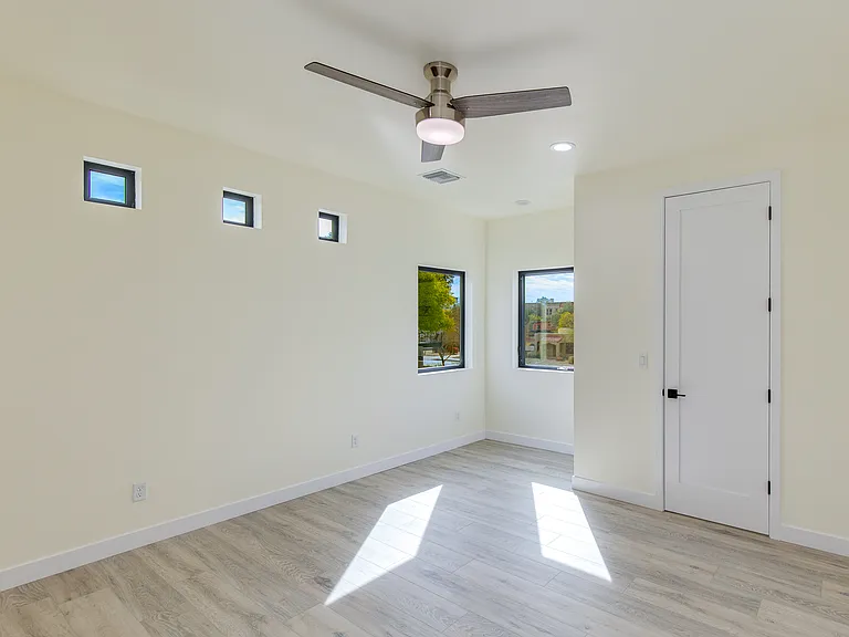 622 W 5th St — Photo 15