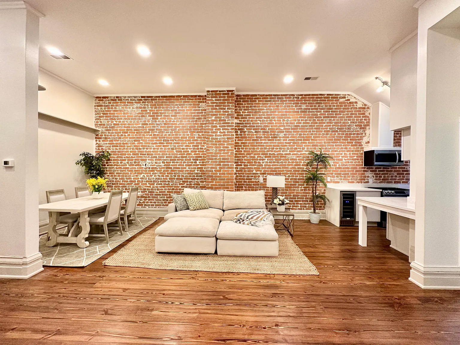 3 bed, 1600 sqft, $995 — Photo 1