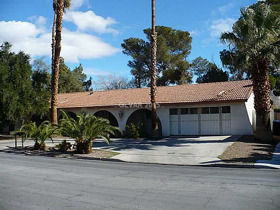 2nd image of 413 S Tonopah Dr