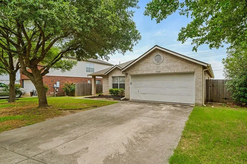 3 bed, 2.0 bath, 1643 sqft, $2,050 — Photo 4