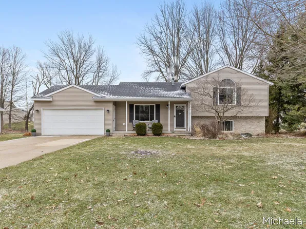 6737 Gran Via Dr NE, Rockford, MI 49341