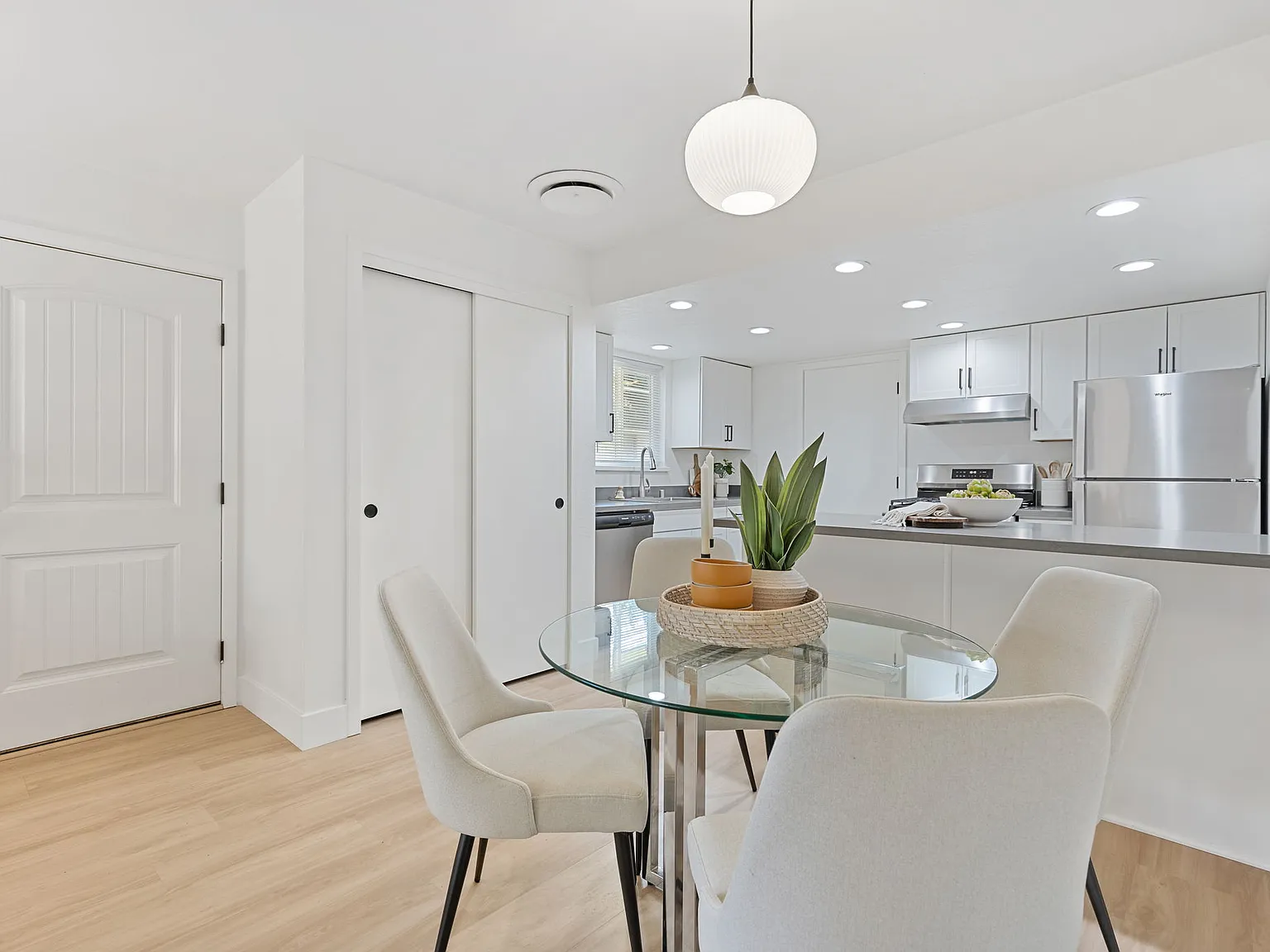 2 bed, 900 sqft, $2,465 — Photo 4