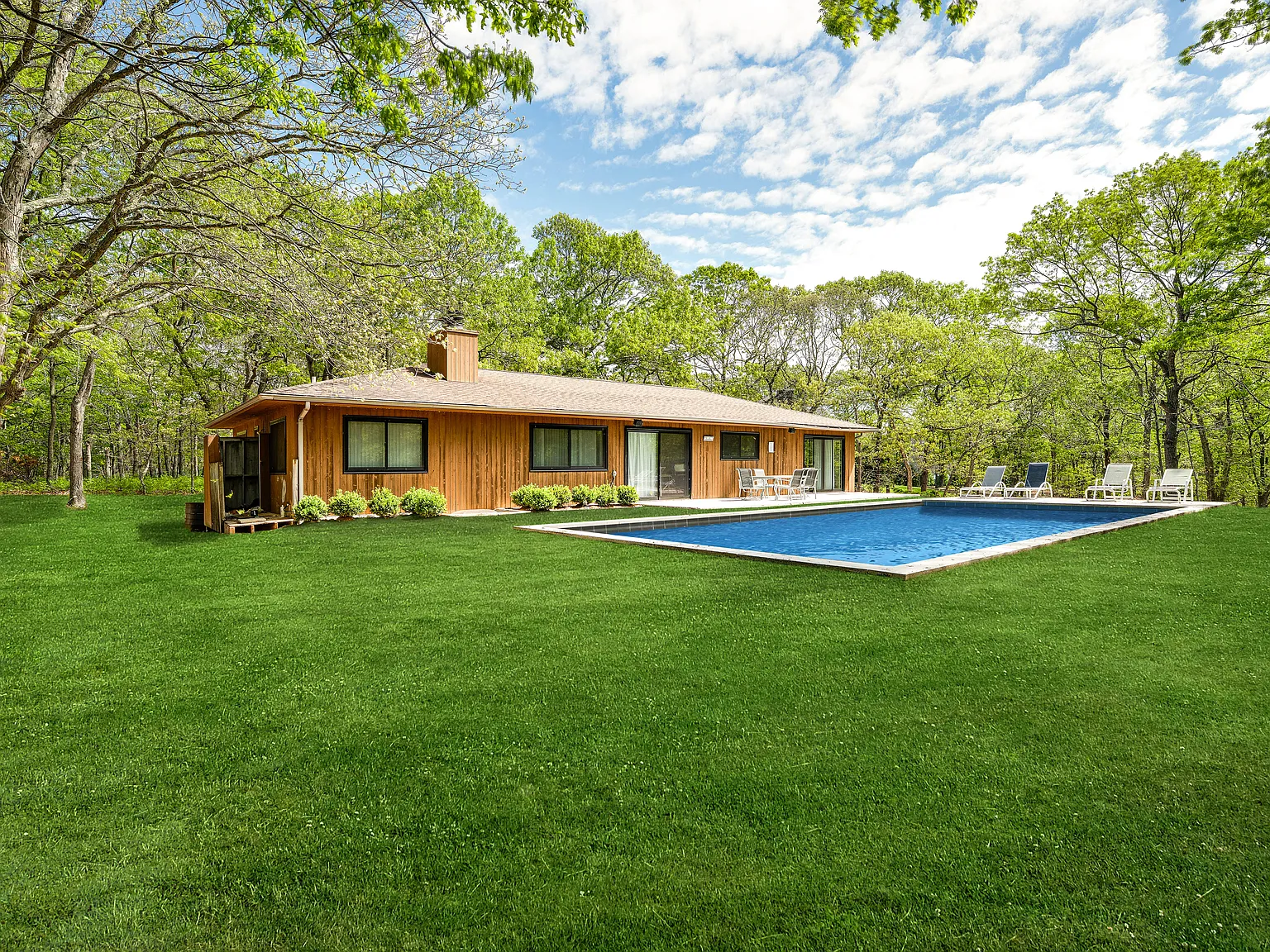 Serene Contemporary home, large pool and deck, balcony — Photo 1
