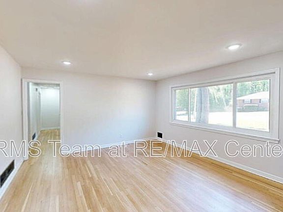 4th image of 8 Larose Dr SW