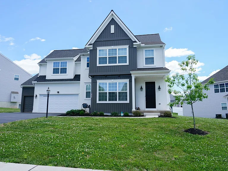245 Hollyhock Dr — Photo 1