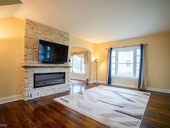 3rd image of 3390 Charles St