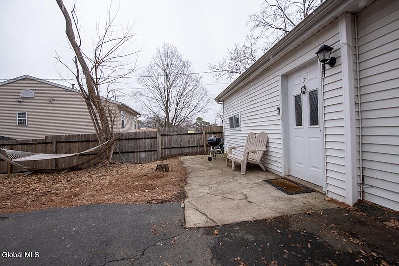 4th image of 7 Pinehurst Avenue