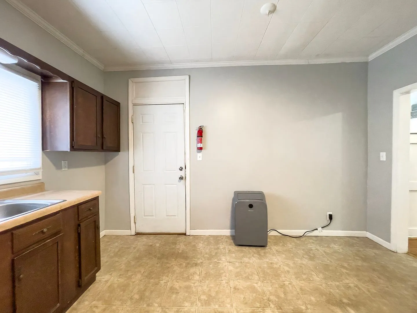 PetFriendly 4BR Walk to Ball State, in unit Washer/dryer and hardwood floors! — Photo 3
