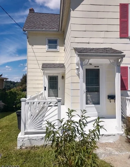 83 Allen St #1 — Photo 2