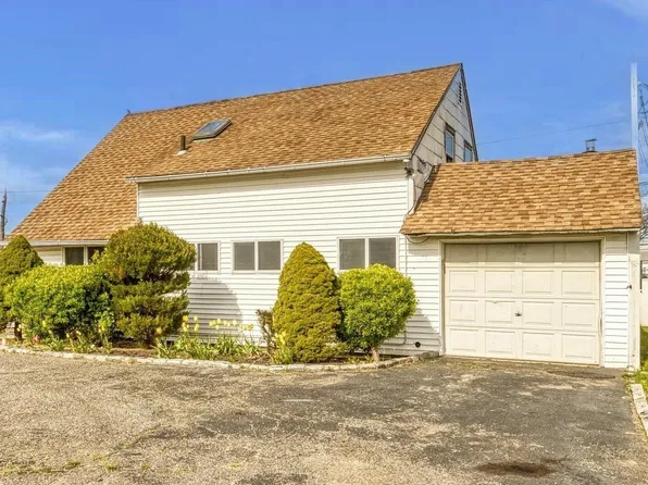 76 Abbey Lane, Levittown, NY 11756