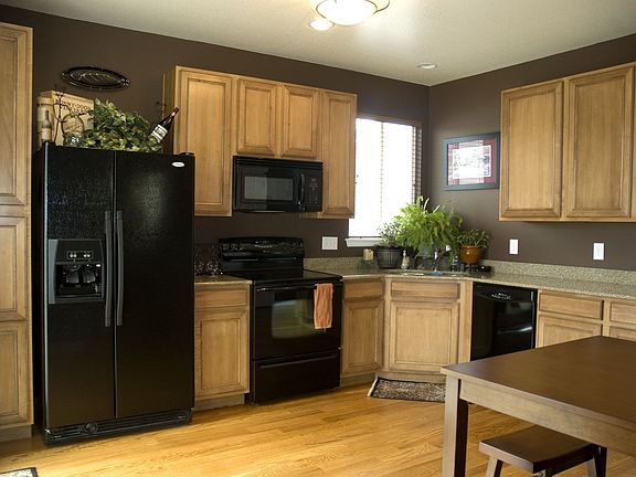 Eat-In Kitchen with Cocoa Cabinetry and Granite Countertops