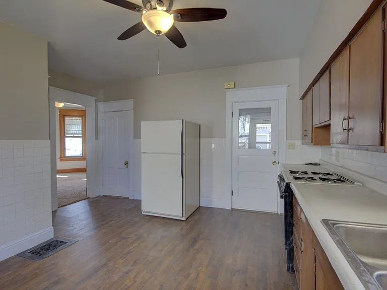 514 S Clark St — Photo 32