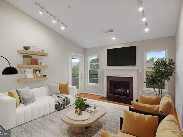 12001 Taliesin Pl APT 36, Reston, VA 20190