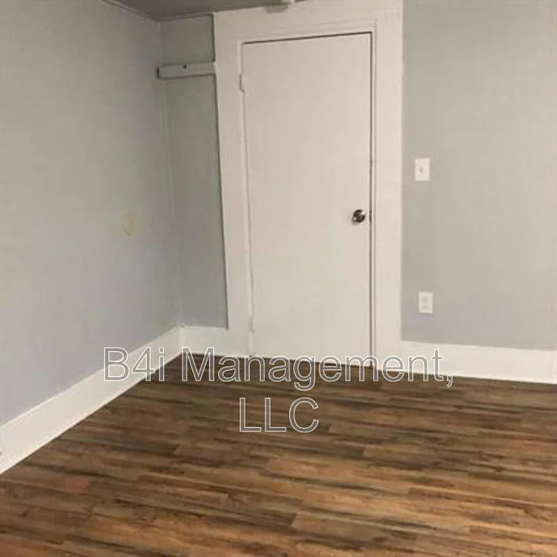2 bed, 1.0 bath, 900 sqft, $900 — Photo 4