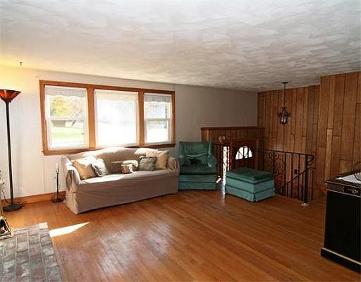 4th image of 19 Green Acre Dr