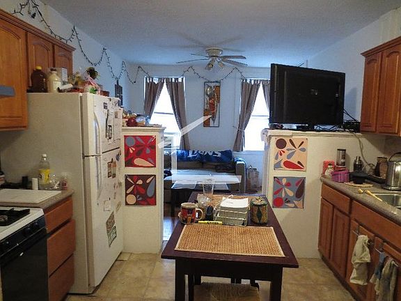 3rd image of 54 Egmont St APT 06