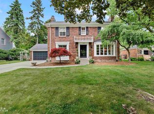 1150 S Oxford Rd, Grosse Pointe Woods, MI 48236