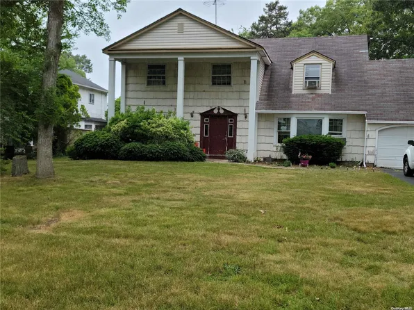 22 Mount Rainier Avenue, Farmingville, NY 11738