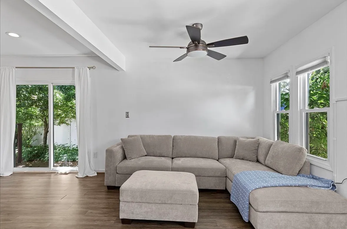 2 bed, 828 sqft, $2,200 — Photo 3