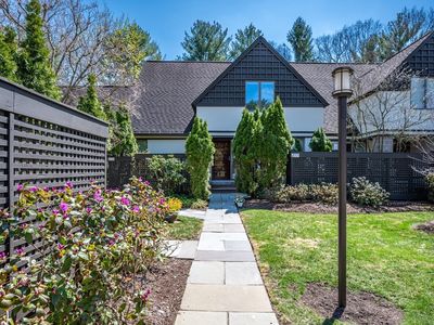 277 Nahanton St Unit 277, Newton Center, MA, 02459