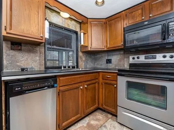 2nd image of 285 Bassett St Unit 2
