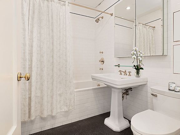 3rd image of 16 E 84th St APT 1A