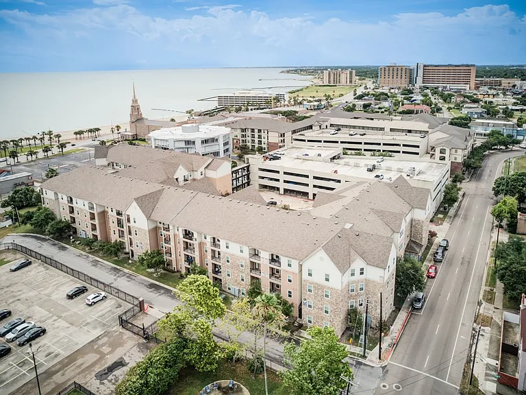 Bay Vista Apartments — Photo 1