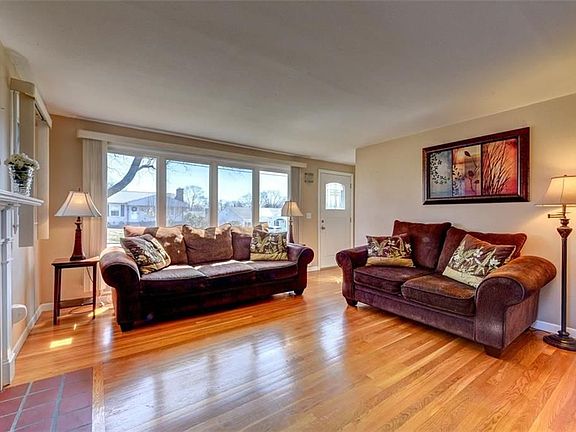 5th image of 25 Briarwood Dr