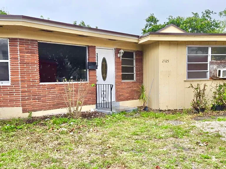 2325 Johnson St — Photo 1