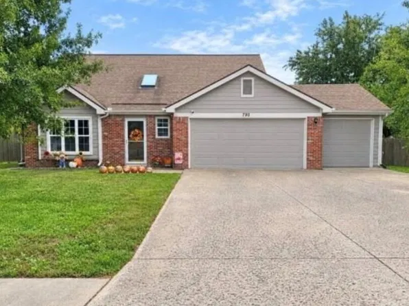 790 Myers Dr, Tonganoxie, KS 66086