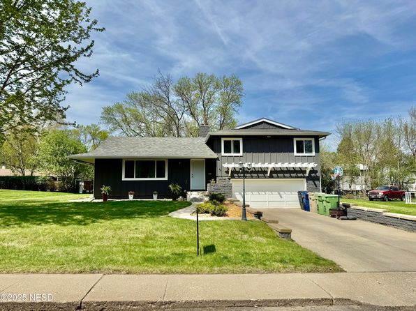 1027 2nd St NW, Watertown, SD 57201