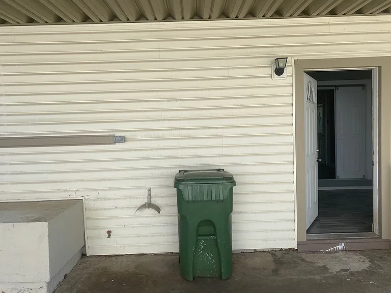Side entrance into third bedroom.