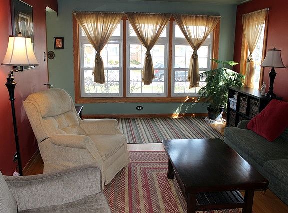 4th image of 2909 W 99th St