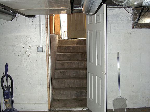 3rd image of 9515 Clyde Ave