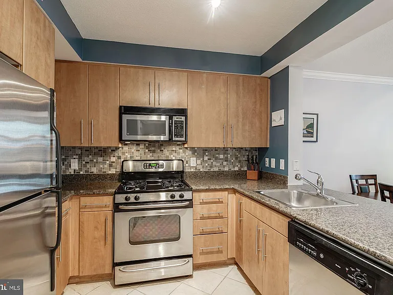 1021 N Garfield St #611 — Photo 4