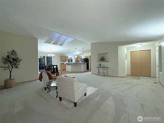5th image of 121 E Country Club Drive E