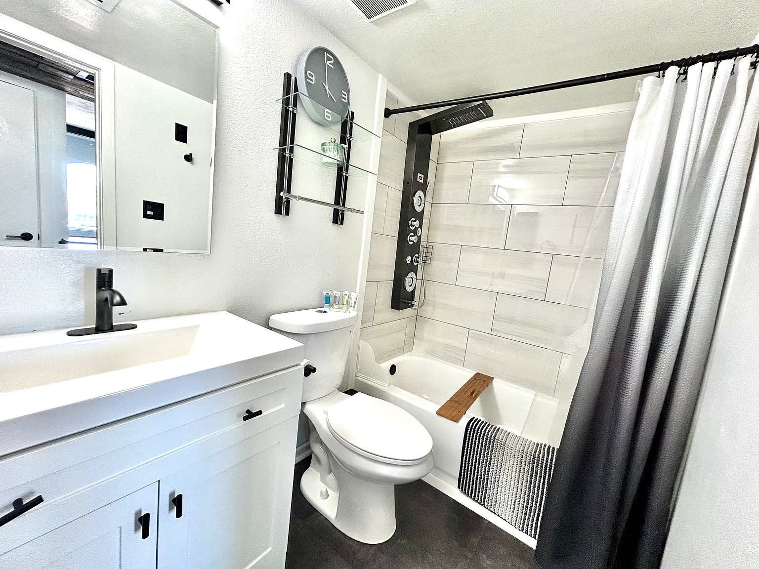 W Shaw Butte Dr, Glendale — Photo 3