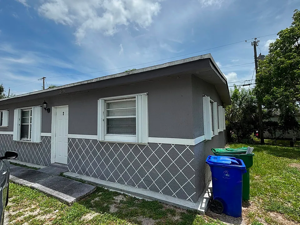 2911 NW 11th Pl #2