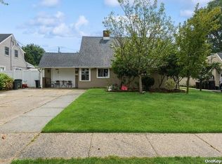 26 Trumpet Ln, Levittown, NY 11756